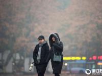  雨雾西湖 游兴不减