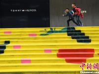  重庆街边绚丽彩色台阶吸引路人
