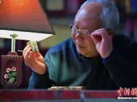 七旬篆刻迷17年制作千余枚中国历史人物“头像章”