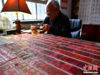 七旬篆刻迷17年制作千余枚中国历史人物“头像章”