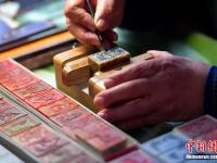 七旬篆刻迷17年制作千余枚中国历史人物“头像章”