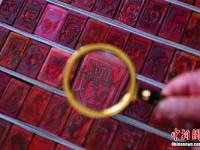 七旬篆刻迷17年制作千余枚中国历史人物“头像章”