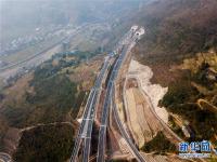  万利高速公路建成通车