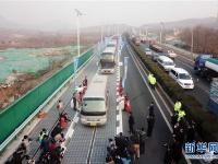  我国首个承载式光伏高速公路试验段通车
