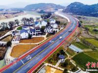  航拍江西铅山首条彩色公路 穿行秀美乡村