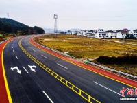  航拍江西铅山首条彩色公路 穿行秀美乡村