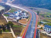  航拍江西铅山首条彩色公路 穿行秀美乡村