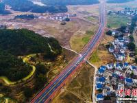  航拍江西铅山首条彩色公路 穿行秀美乡村