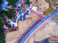  航拍江西铅山首条彩色公路 穿行秀美乡村