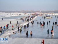  冰天雪地乐游人