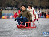  北京：颐和园里滑冰乐