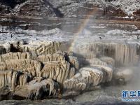  黄河壶口瀑布雪景如画