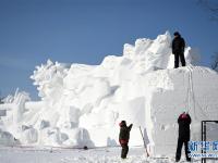  哈尔滨：国际雪雕比赛开铲