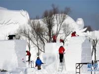  哈尔滨：国际雪雕比赛开铲
