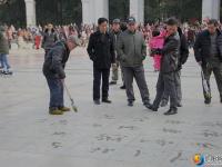 水作墨，地作纸  七旬老人爱上“广场字” 