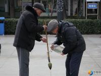 水作墨，地作纸  七旬老人爱上“广场字” 