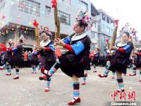 广西侗寨戏台落成 近千名“姑妈”挑礼回娘家庆祝