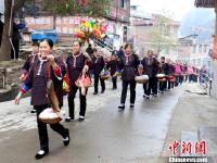 广西侗寨戏台落成 近千名“姑妈”挑礼回娘家庆祝