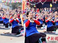广西侗寨戏台落成 近千名“姑妈”挑礼回娘家庆祝