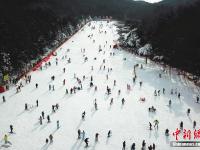  航拍南方游客庐山尽享冰雪运动乐趣