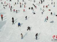  航拍南方游客庐山尽享冰雪运动乐趣
