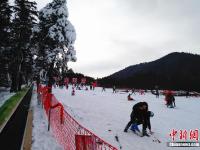  航拍南方游客庐山尽享冰雪运动乐趣