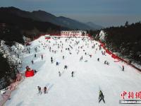 航拍南方游客庐山尽享冰雪运动乐趣