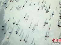  航拍南方游客庐山尽享冰雪运动乐趣