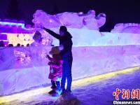  近30米长龙冰灯亮相长春