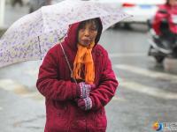 邵阳市民“全副武装”抵御严寒