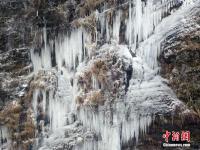 梵净山景区因雨雪凝冻形成“山石云瀑”