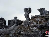  梵净山景区因雨雪凝冻形成“山石云瀑”