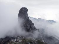  梵净山景区因雨雪凝冻形成“山石云瀑”