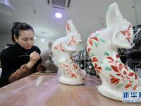  “萌狗”主题瓷器生产忙
