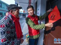  爱心志愿者关爱乡村孤寡老人