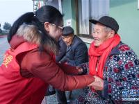  爱心志愿者关爱乡村孤寡老人