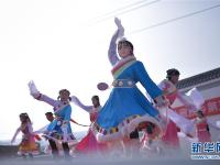  农村舞台闹新春