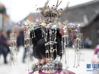  芦笙会友秀盛装