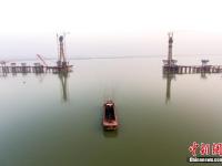  航拍建设中的鄱阳湖二桥