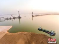  航拍建设中的鄱阳湖二桥