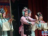  体验京剧迎“三八”