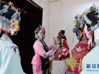  体验京剧迎“三八”