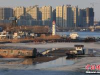  哈尔滨现“半江流水半江冰”