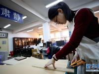  济南“90后”女孩匠心做“书医”