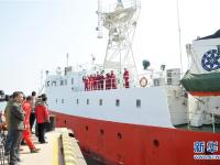 “科学三号”调查船青岛起航