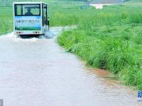 雨季将至湖水上涨 鄱阳糊畔呈现最美“水上公路”