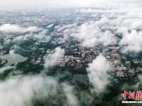  航拍南京阵雨间隙 云雾缭绕似“仙境”