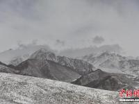  祁连山冬夏交织 山上白雪皑皑山下绿草如茵
