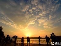  杭州持续晴朗 西湖彩霞满天