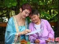  长沙绣娘陪老人刺绣共度母亲节